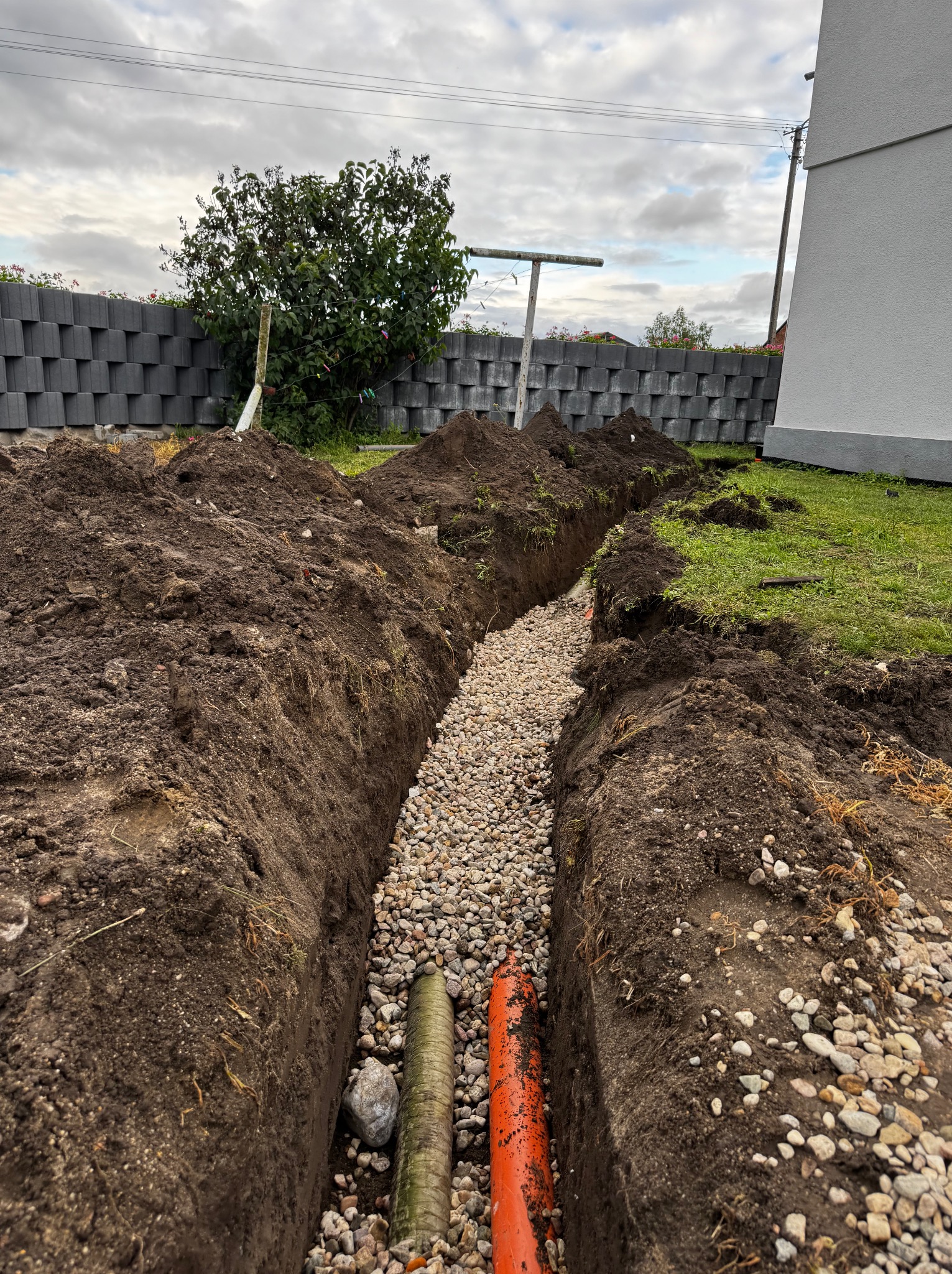 Instalacja rury drenażowej do studni przydomowej razem z odprowadzeniem deszczówki