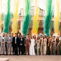 Wystrzał kolorowych min dymnych. 