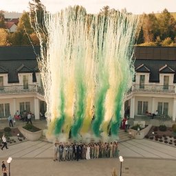 Wystrzał kolorowych min dymnych nagrany z perspektywy drona.