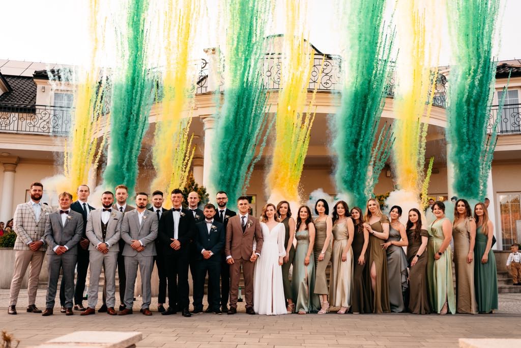 Wystrzał kolorowych min dymnych.