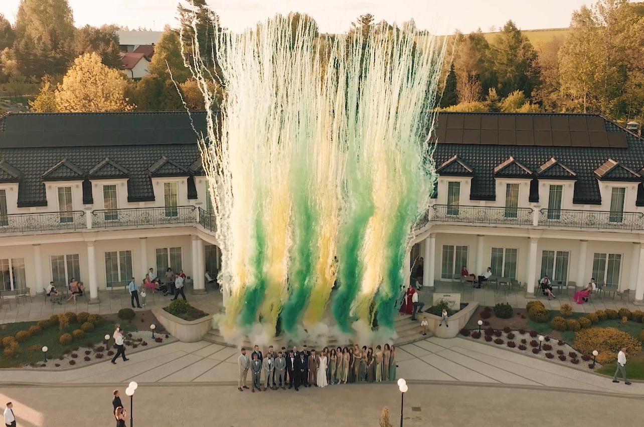 Wystrzał kolorowych min dymnych nagrany z perspektywy drona.