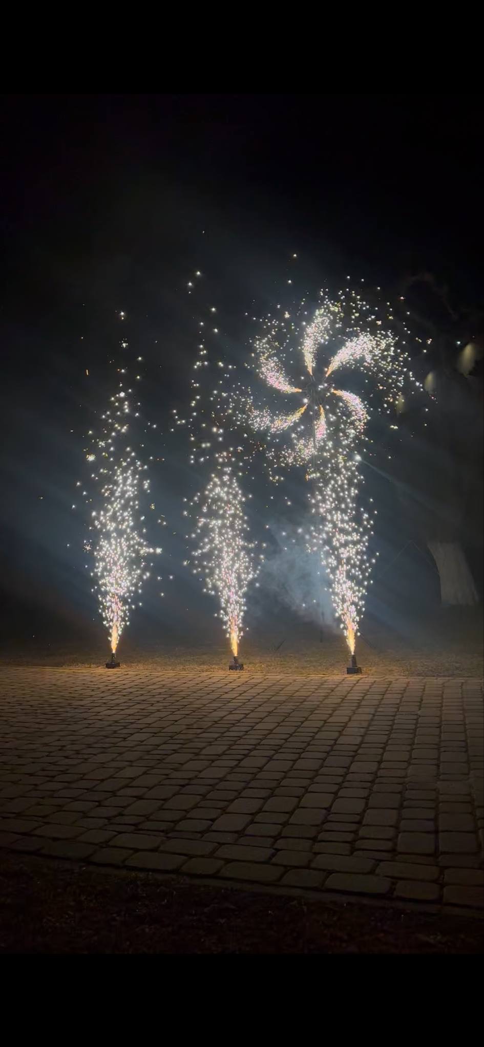 Fontanny i wiatraki iskier.