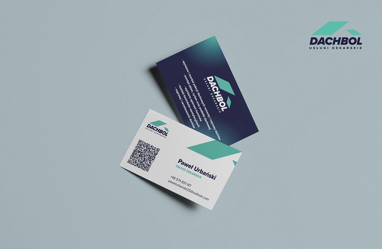 Wizytówki firmy dekarskiej Dachbol z logo, QR kodem i danymi kontaktowymi Pawła Urbańskiego na jasnym tle.