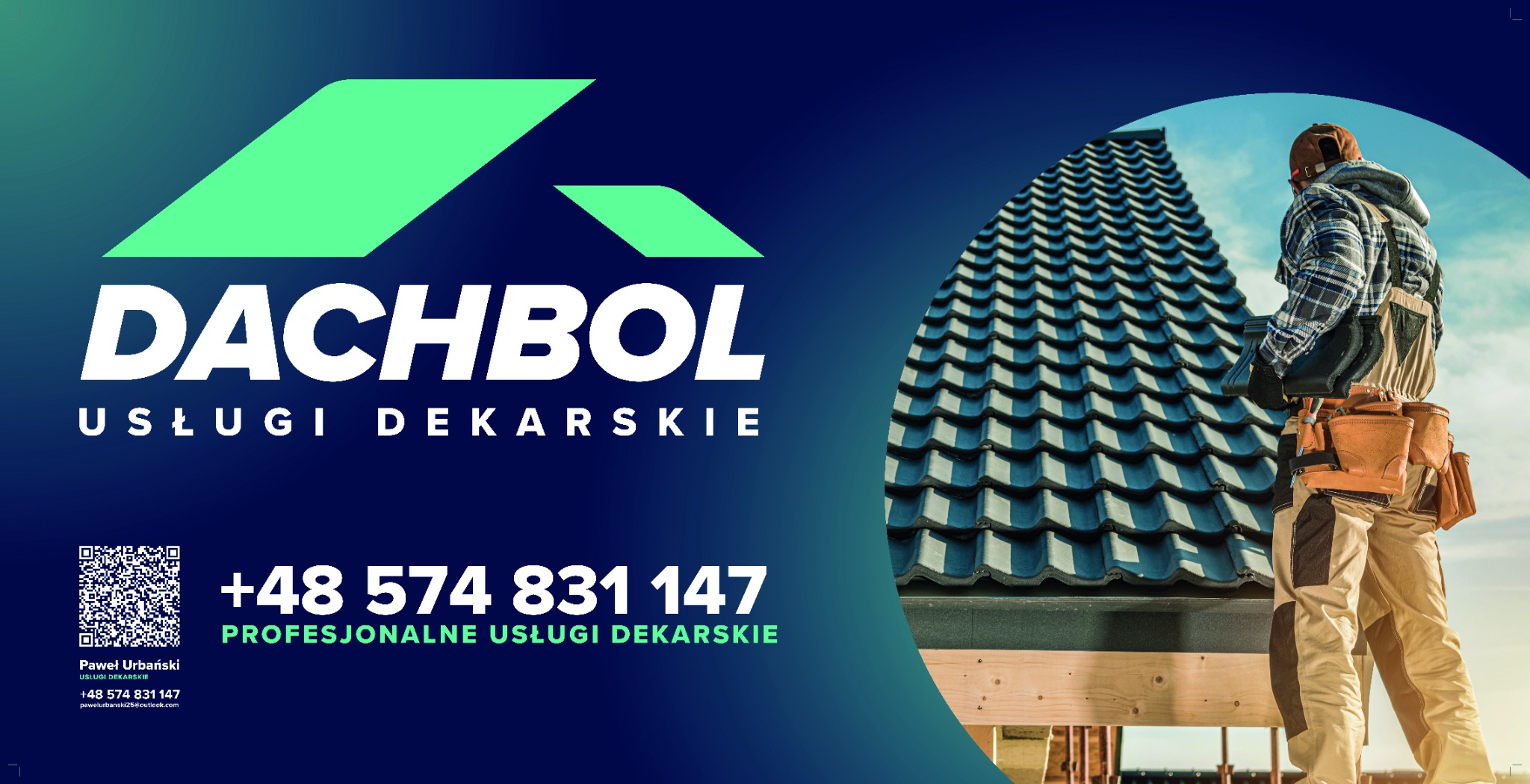 Dekarz w stroju roboczym montuje dachówkę na nowym dachu, widoczne narzędzia w pasie, tło błękitne niebo.