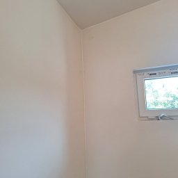 Bartosz Czerwiński - Świeżo pomalowany, jasny pokój z białym oknem Rehau, widok na zewnątrz, minimalne wykończenie.