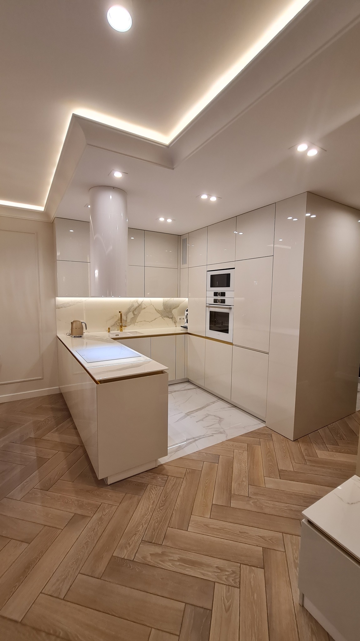 Meble kuchenne na wysoki połysk. Akcesoria Blum z cichym domykiem.