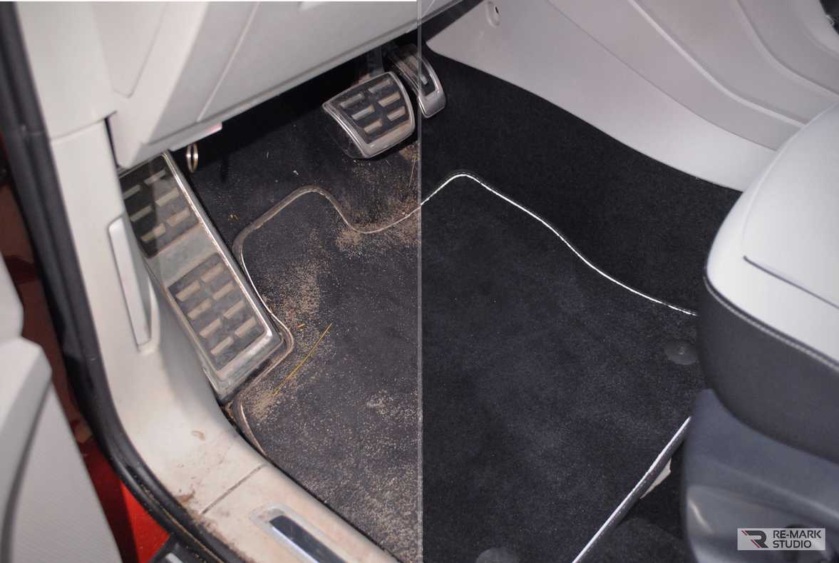 Dywanik samochodowy: porównanie stanu przed i po czyszczeniu. Po lewej stronie widoczny mocno zabrudzony dywanik w okolicach pedałów, po prawej - czysty, czarny dywanik z białą lamówką.