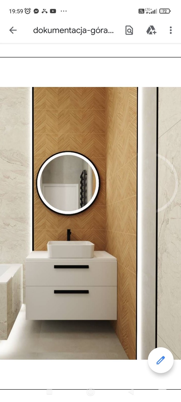 Nowoczesna łazienka z drewnopodobnymi płytkami ułożonymi w jodełkę, okrągłym lustrem z podświetleniem LED i białą szafką z umywalką nablatową.