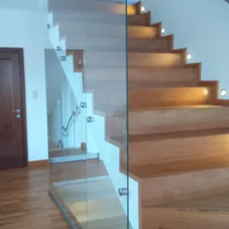 Nowoczesne schody z drewna i szkła, z podświetleniem LED na każdym stopniu, widok z dołu, parkiet na podłodze, minimalistyczny design.