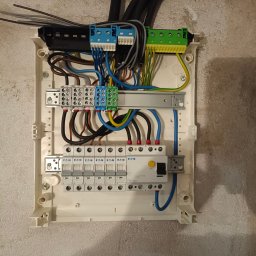 USŁUGI REMONTOWO-BUDOWLANE DANIEL MOSKALEK - Mała podrozdzielnica w domu klienta