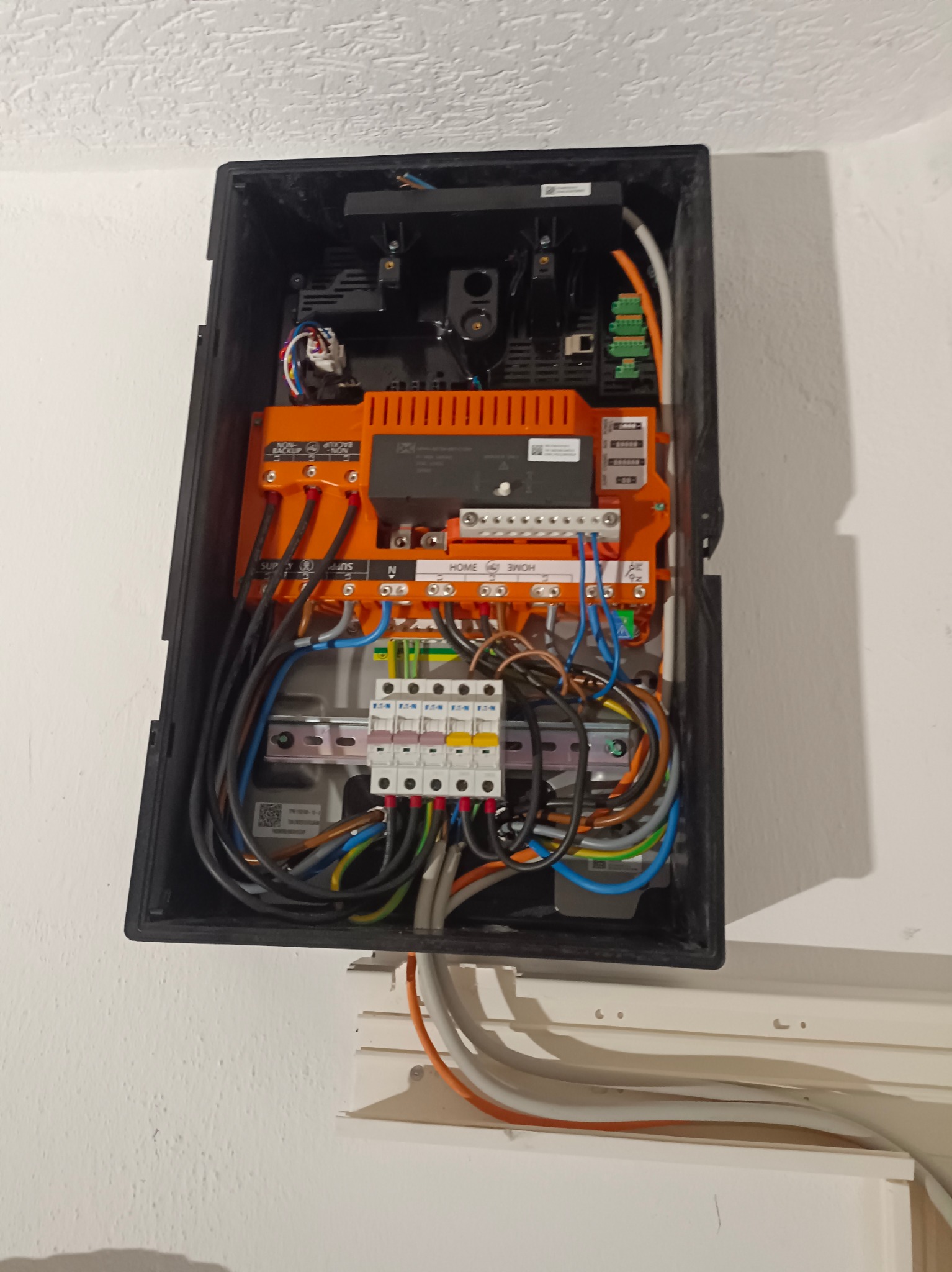 Montaż magistrali sterującej do magazynu energii marki Tesla