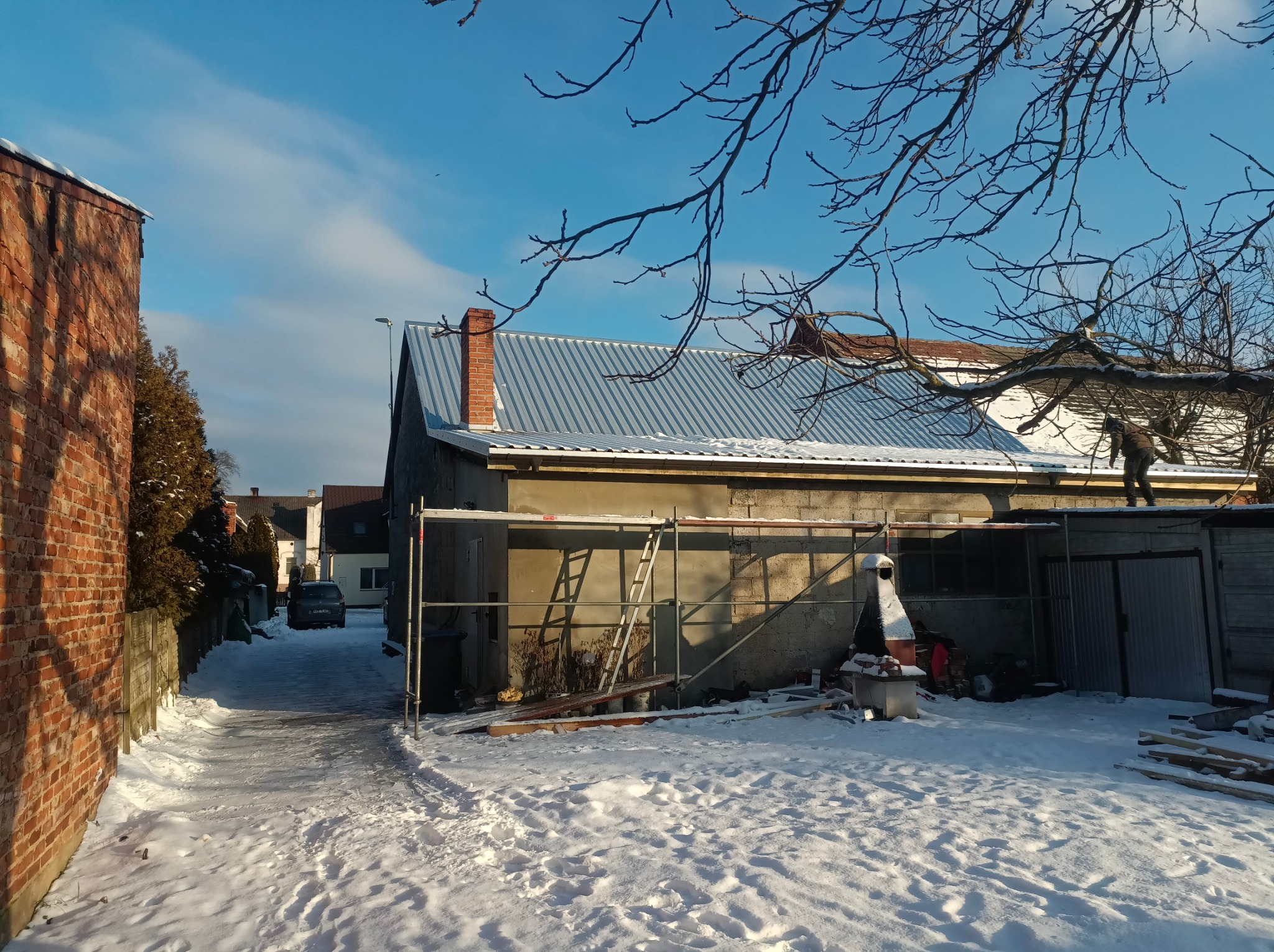 Wymiana pokrycia dachowego ze starej dachówki i płyt eternitowych na nową blachę trapezową