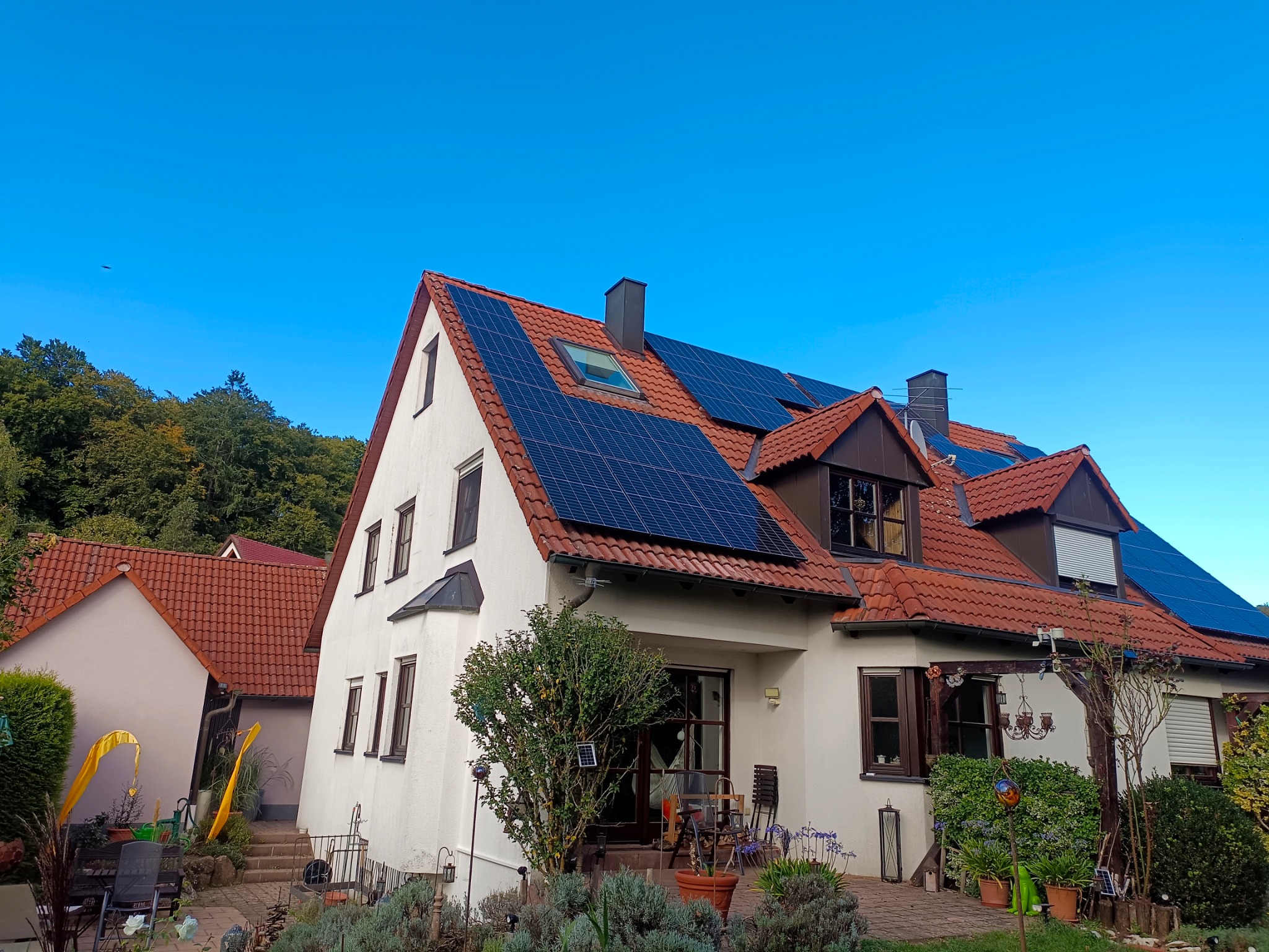 Instalacja fotowoltaiczna 2x8kW na domu typu bliźniak