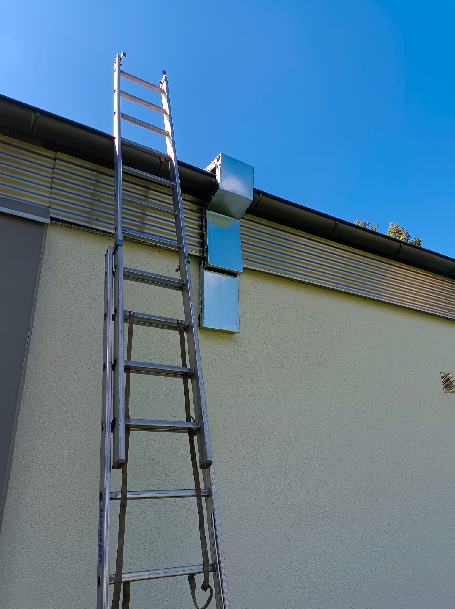 Zabudowa okablowania blachą ocynkowaną, ręczna robota