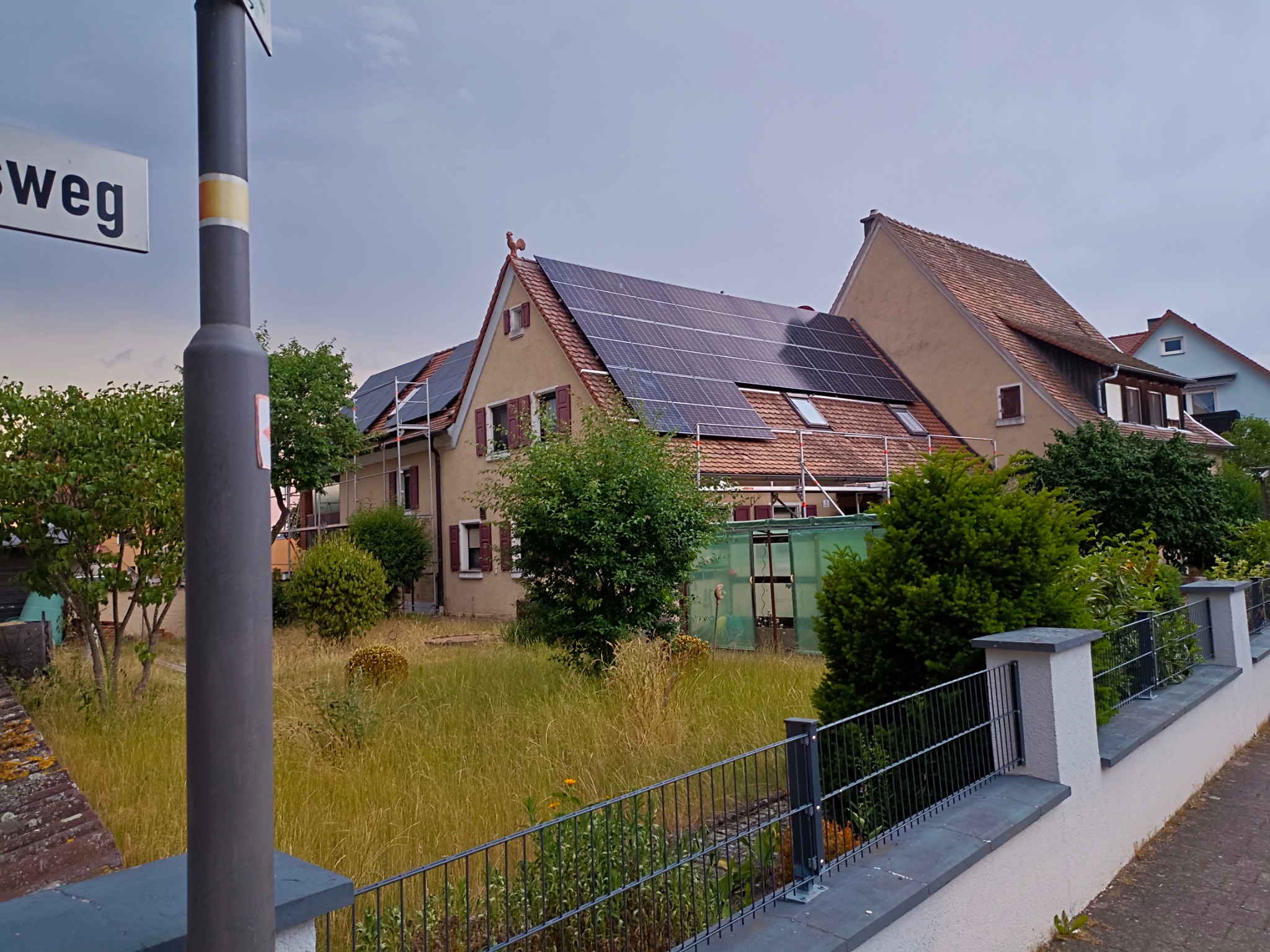 Kolejna instalacja fotowoltaiczna na starej dachówce tzw. karpiówce.