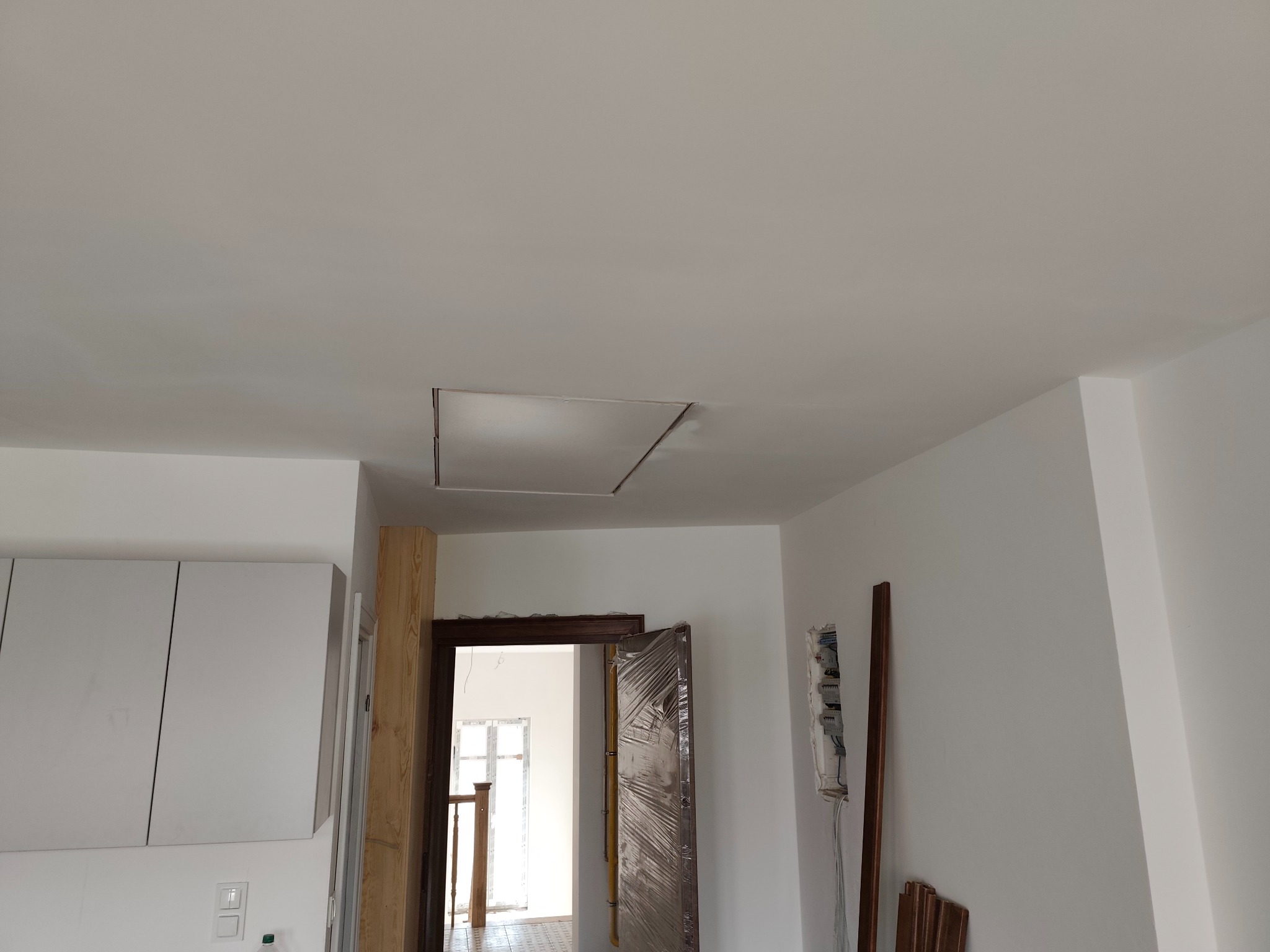 Właz w suficie podwieszanym z płyt gipsowo-kartonowych.