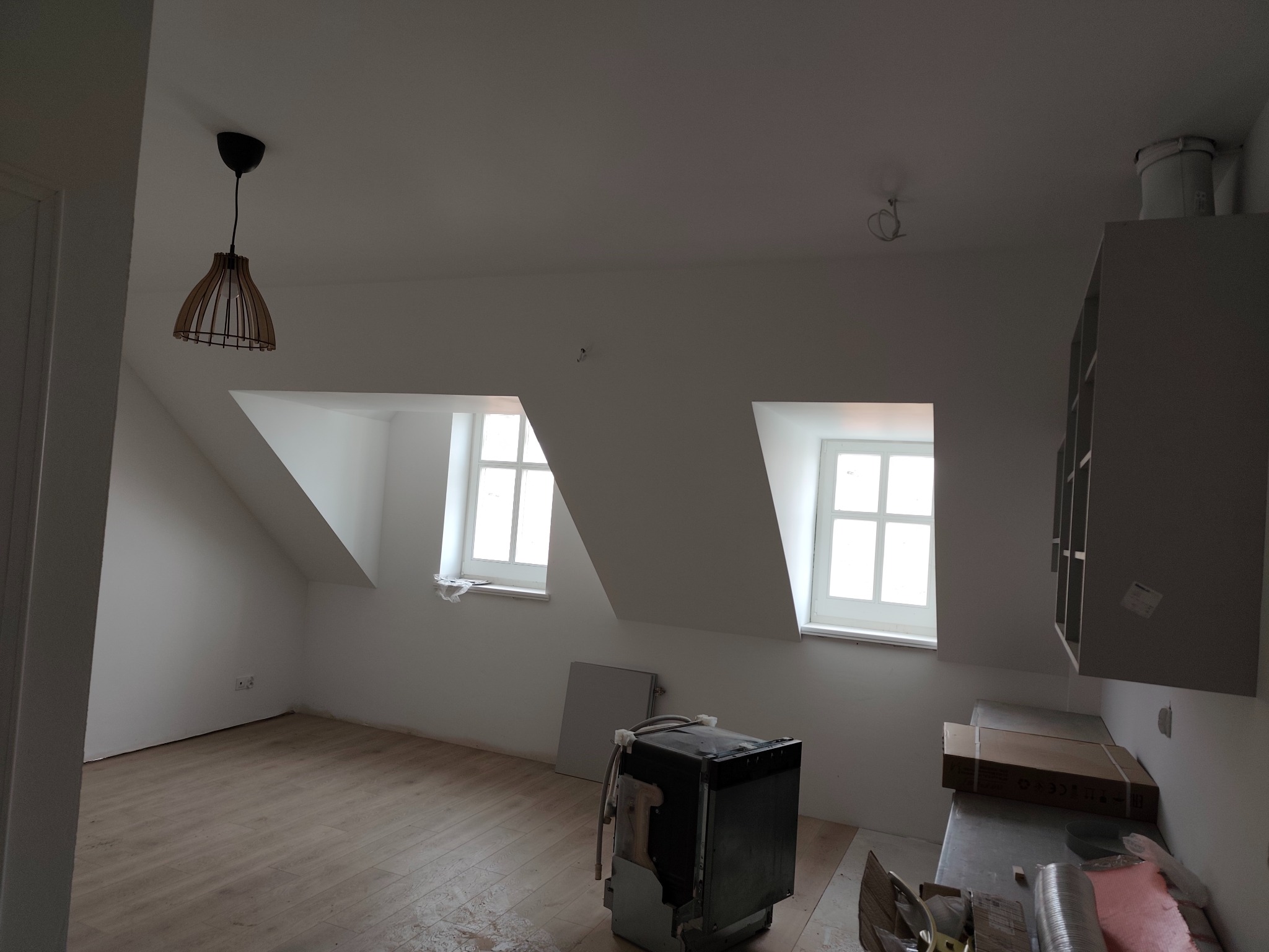 Łamany sufit z płyt gipsowo-kartonowych z obrobieniem okien.