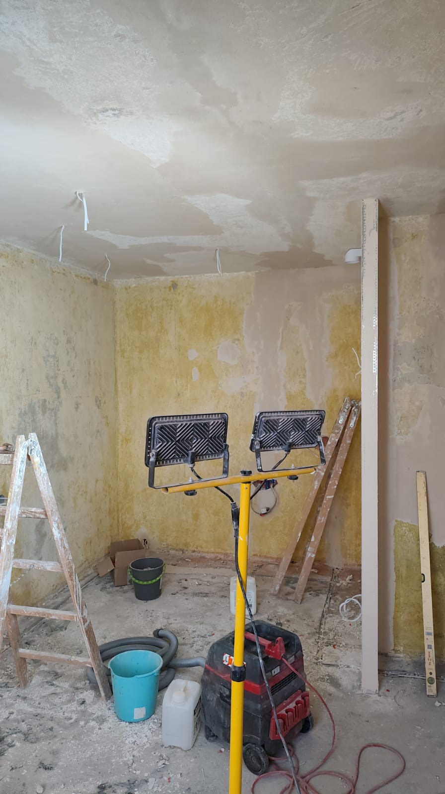 Przygotowanie powierzchni ścian i sufitów do szpachlowania.