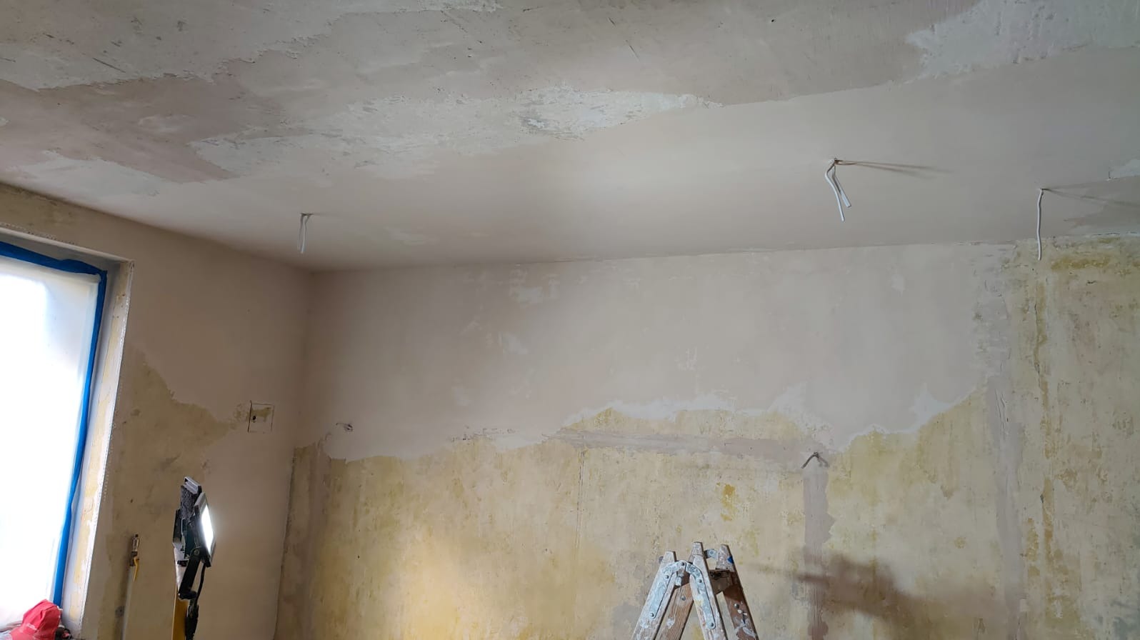 Przygotowanie powierzchni ścian i sufitów do szpachlowania