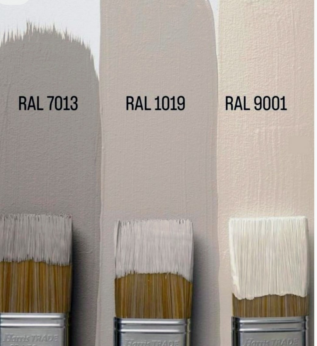 Paleta trzech odcieni farb (RAL 7013, RAL 1019, RAL 9001) z pędzlami u dołu, prezentacja kolorów na ścianie, zbliżenie.