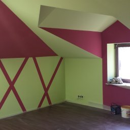 HARTMAN DM SPÓŁKA Z OGRANICZONĄ ODPOWIEDZIALNOŚCIĄ - Pomalowane poddasze z zielonymi ścianami i bordowymi pasami, skośny sufit, okno dachowe i farby na podłodze.