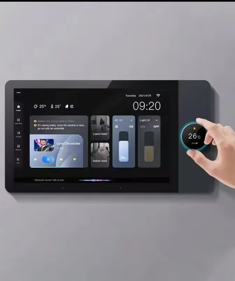 Panel sterowania inteligentnym domem z dotykowym interfejsem, na którym widoczne są ustawienia klimatyzacji i oświetlenia. Dłoń reguluje temperaturę.