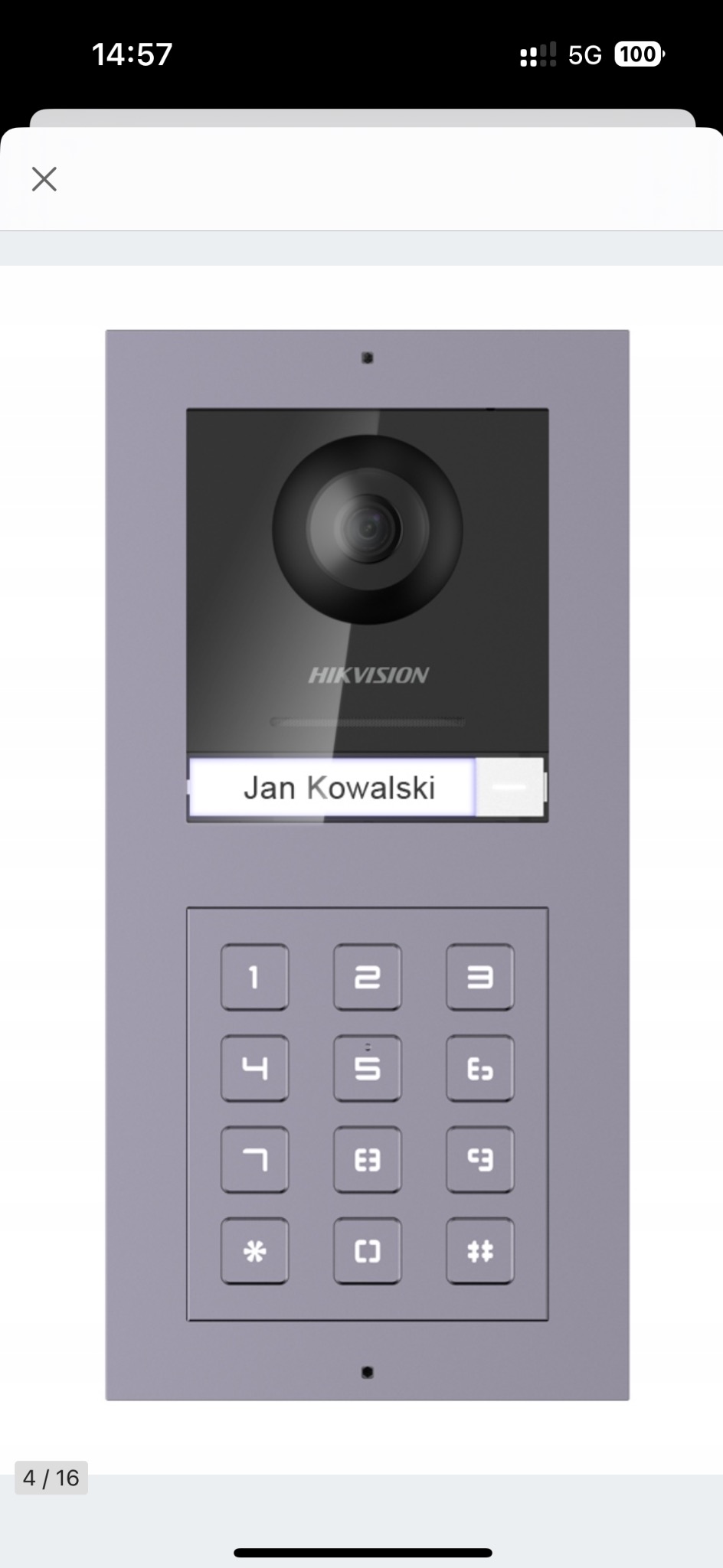 Szary wideodomofon Hikvision z kamerą, klawiaturą numeryczną i podświetlanym panelem z nazwiskiem 'Jan Kowalski'.