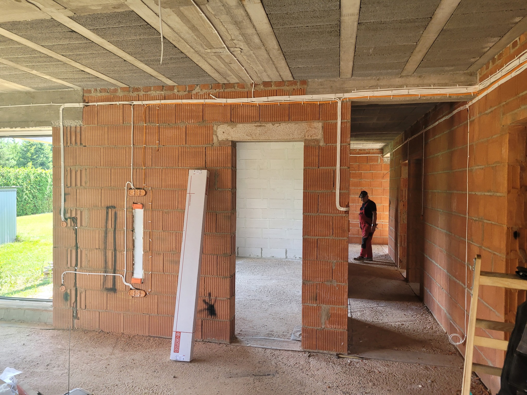 Koryto pod przewody do telewizora