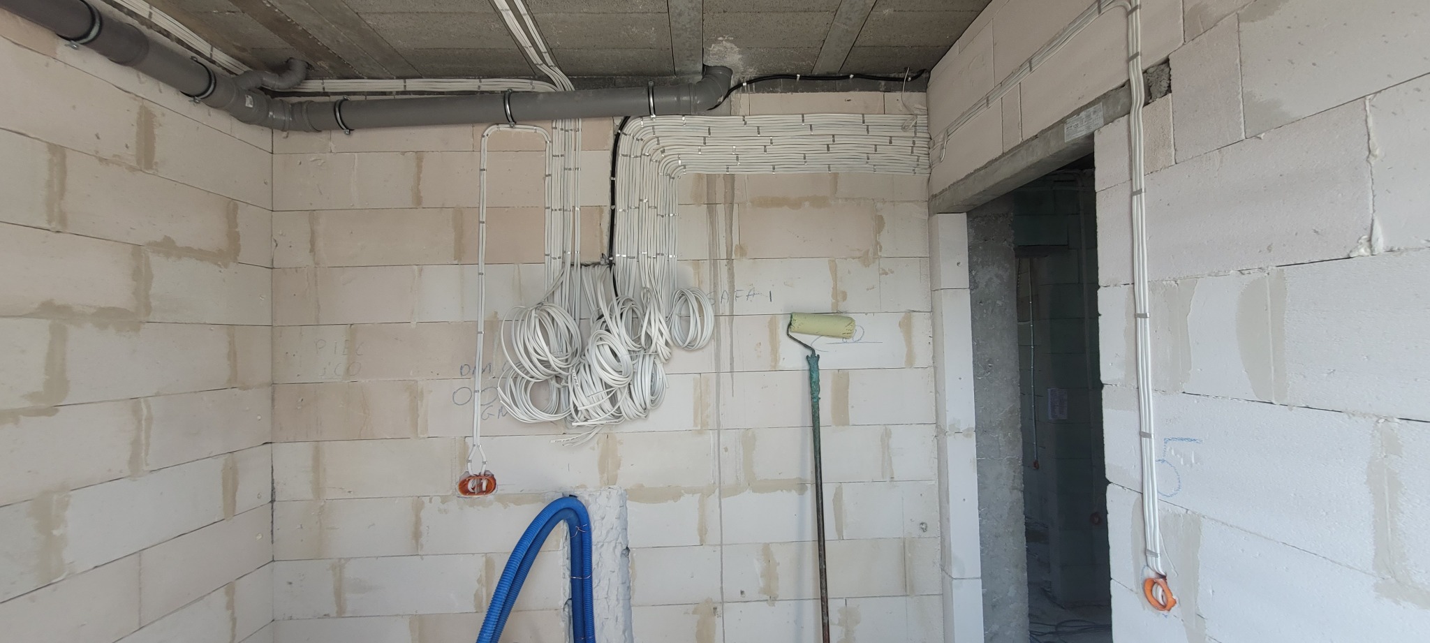 Podejście przewodów pod rozdzielnicę główną