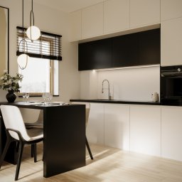 NAVRO. - Studio Projektowe - mgr inż. arch. Piotr Nawrocki - Minimalistyczna kuchnia z białymi szafkami i czarnymi akcentami, stół z krzesłami, zastawa stołowa, kwiaty w wazonie, nowoczesne oświetlenie wiszące, neutralna kolorystyka.