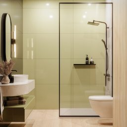 NAVRO. - Studio Projektowe - mgr inż. arch. Piotr Nawrocki - Nowoczesna łazienka w odcieniach zieleni i beżu z owalnym lustrem podświetlonym pionowymi lampami, wiszącą umywalką z blatem z konglomeratu, minimalistyczną kabiną prysznicową typu walk-in...