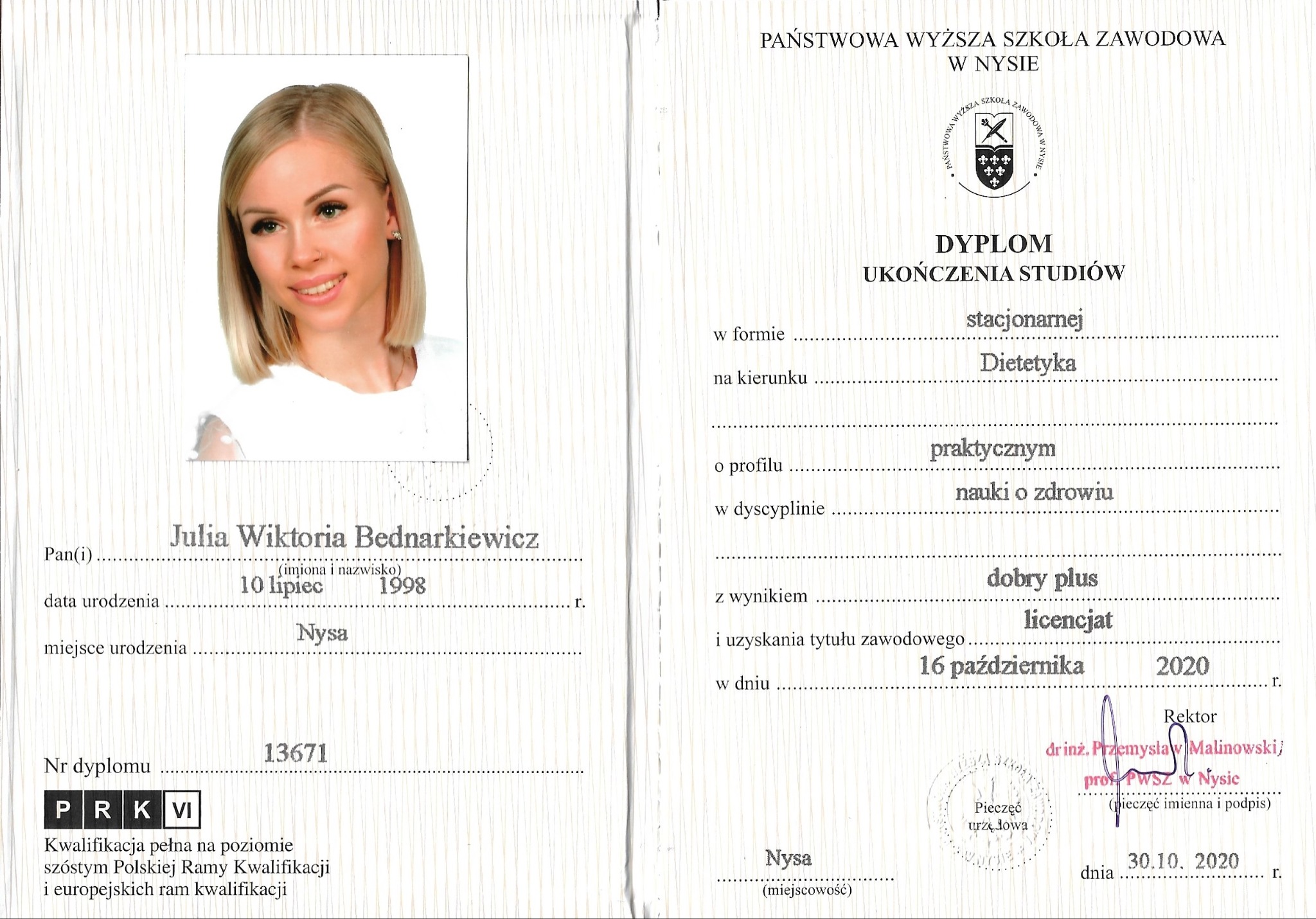 Skan dyplomu ukończenia studiów na kierunku Dietetyka z portretowym zdjęciem absolwentki, wydany przez Państwową Wyższą Szkołę Zawodową w Nysie.
