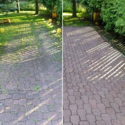 Puc Majster Małopolska - Porównanie kostki brukowej przed i po czyszczeniu: po lewej stronie kostka zarośnięta trawą i brudna, po prawej czysta i odnowiona, widoczne cienie drzew.