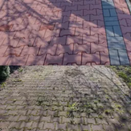 Porównanie dwóch fragmentów nawierzchni z kostki brukowej: górny fragment z czerwonej kostki jest czysty, dolny fragment z szarej kostki jest pokryty mchem i zabrudzeniami.