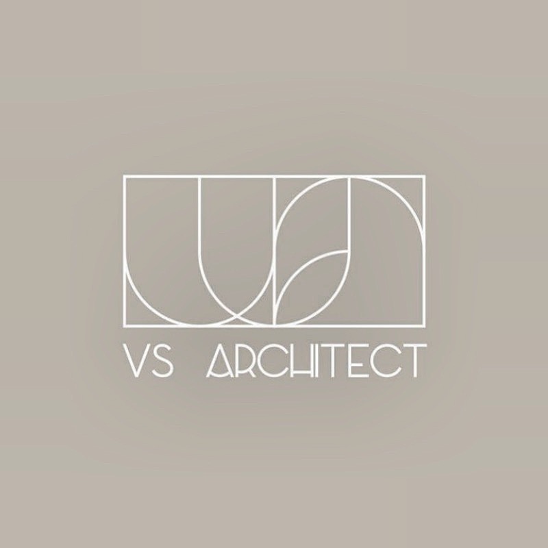 Minimalistyczne logo architektoniczne 'VS Architect' w białej kolorystyce na beżowym tle, prezentujące geometryczną kompozycję liter w kwadratowej ramie.