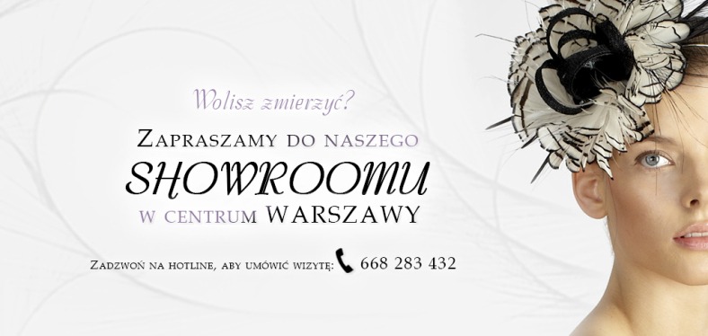 Reklama showroomu w Warszawie z portretem modelki w kapeluszu z piór i tekstem zapraszającym do wizyty.