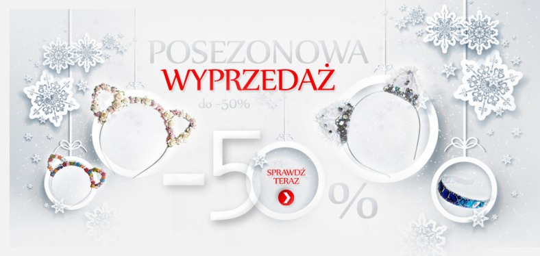 Grafika reklamowa z napisem 'Posezonowa Wyprzedaż do -50%' i przykładowymi opaskami do włosów z motywem uszu kota w dekoracyjnych, białych okręgach przypominających bombki na tle z płatkami śniegu.