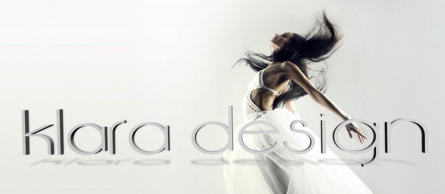 Kobieta w białej sukni w ruchu, z rozwianymi włosami, na jasnym tle, z nałożonym napisem 'klara design' w srebrnej kolorystyce.