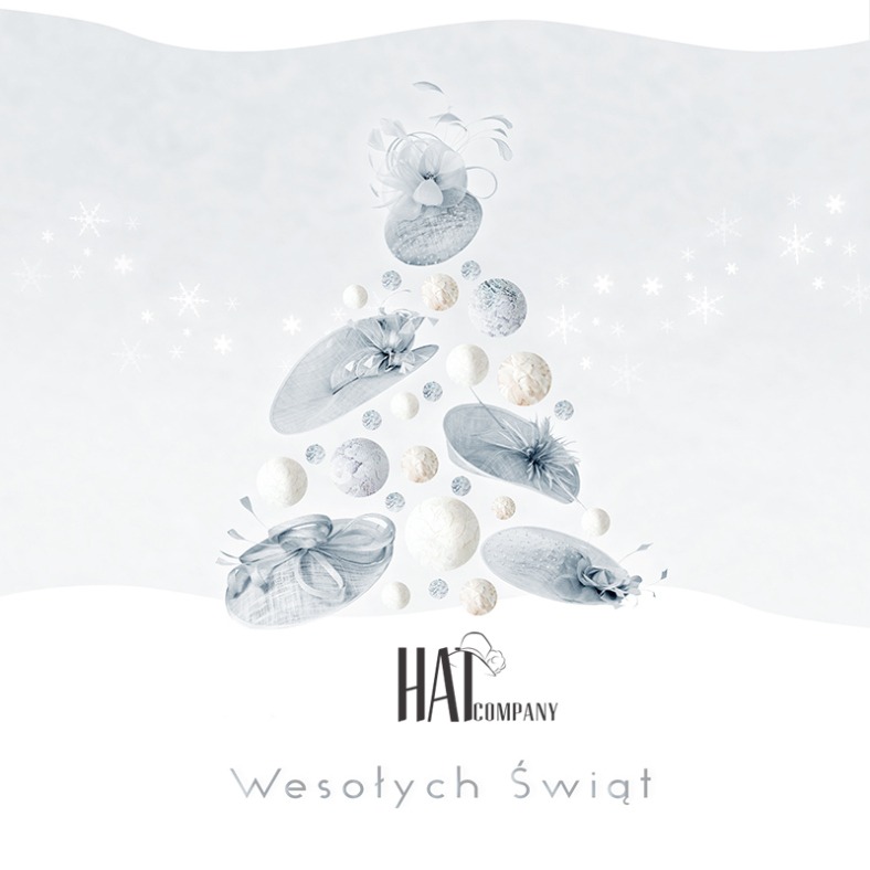 Świąteczna kompozycja z damskich kapeluszy i ozdobnych kul ułożonych w kształt choinki na białym tle z napisem 'Wesołych Świąt' i logo Hat Company.