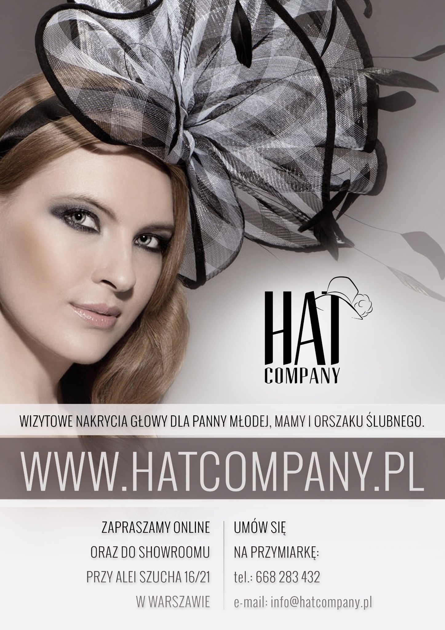 Portret kobiety z blond włosami i smokey eye makijażem, prezentującej elegancki, czarno-biały kapelusz z siatki i piór, na tle reklamy firmy oferującej wizytowe nakrycia głowy.