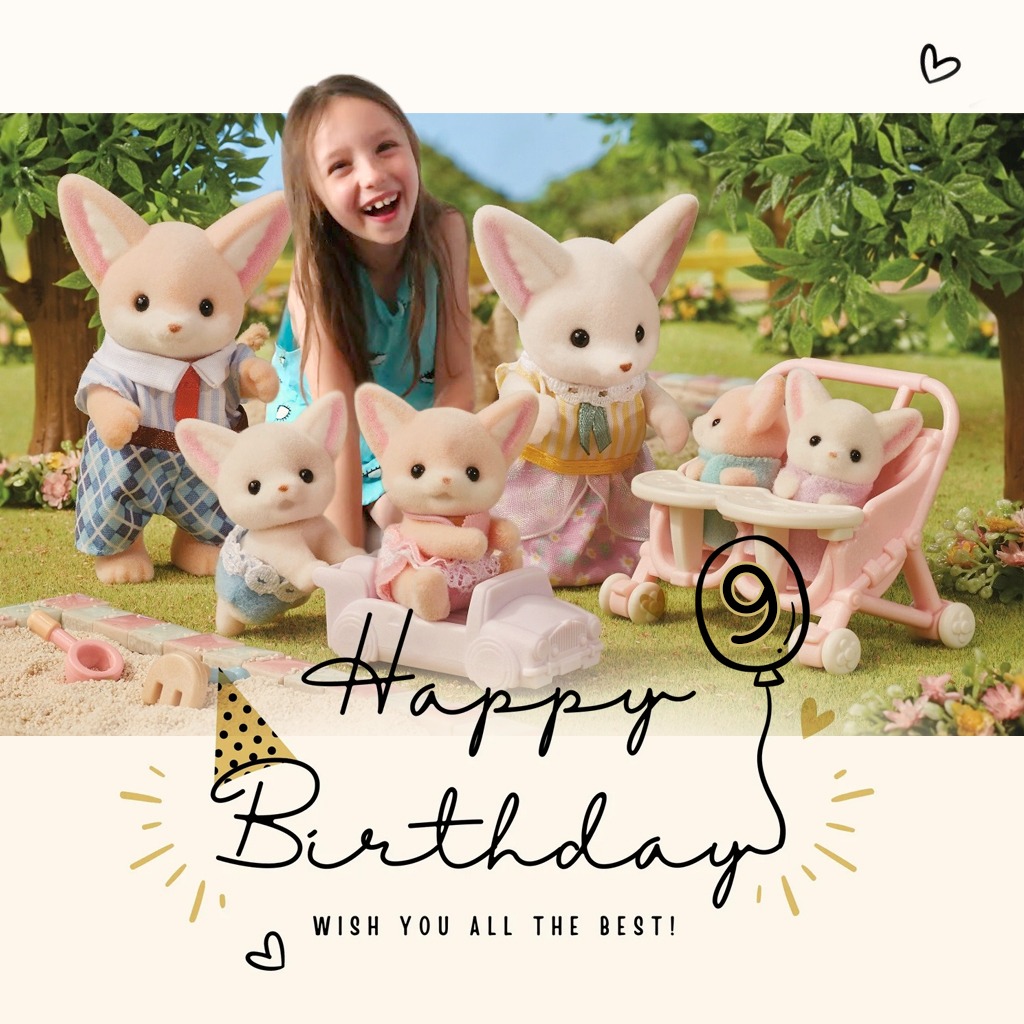 Uśmiechnięta dziewczynka pozuje z kolekcją figurek zwierząt w ubraniach, ustawionych na tle ogrodu, z dodanym napisem 'Happy Birthday' i grafikami balonów oraz serc.