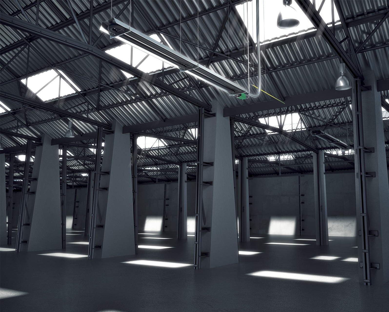 Wnętrze hali przemysłowej z metalową konstrukcją dachu, oświetleniem i betonowymi kolumnami, światło słoneczne wpada przez okna dachowe.