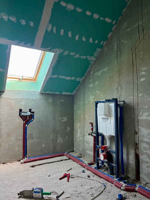 Instalacja podtynkowa WC Grohe w trakcie montażu w łazience w Warszawie, widoczne rury wodne i narzędzia do zgrzewania.