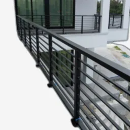 Nowoczesna, czarna balustrada metalowa z poziomymi szczeblami na balkonie budynku w stylu minimalistycznym, widok z dołu pod kątem.