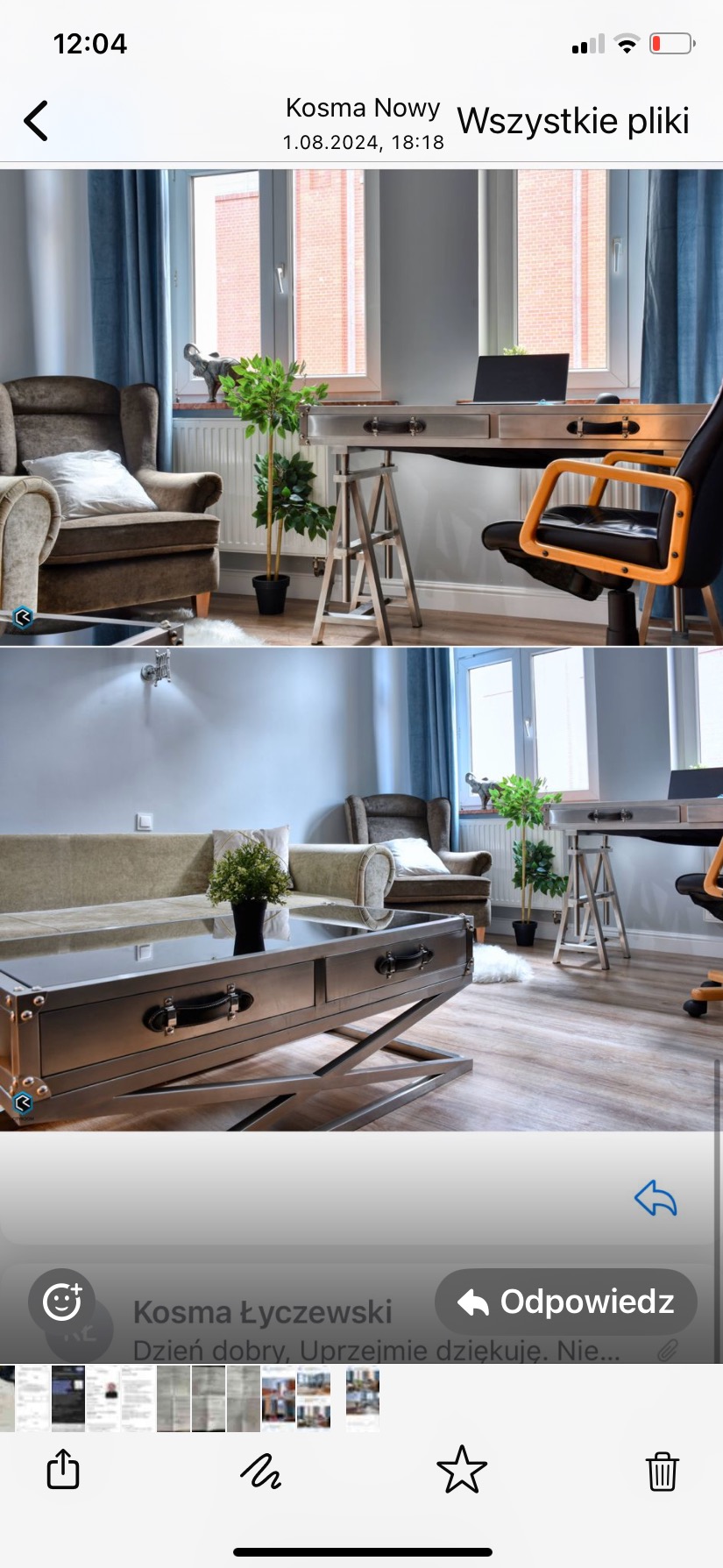 Jasne wnętrze pokoju dziennego z biurkiem na kozłach, brązowym fotelem uszakiem, szarą sofą i metalowym stolikiem kawowym w stylu industrialnym. Na parapecie stoi roślina w doniczce i figurka słonia.