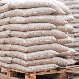 Dzięki naszemu własnemu transportowi dostarczamy pellety na terenie Kalisza oraz w promieniu 25 km od miasta bez dodatkowych kosztów. Dzięki temu możemy zapewnić terminową i niezawodną dostawę, dostosowaną do Twoich potrzeb.