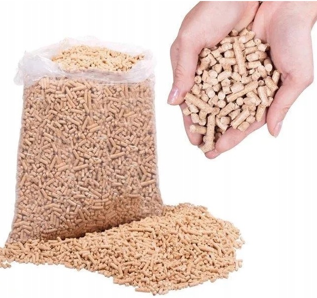 Jasne pellety drzewne w przezroczystym worku, wysypane na podłoże, oraz trzymane w dłoniach, ukazujące ich cylindryczny kształt i strukturę.
