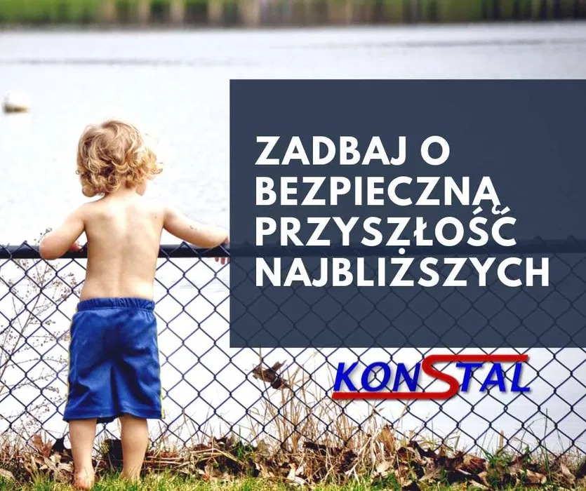 Chłopiec opiera się o ogrodzenie z siatki, na tle zbiornika wodnego, obok napis 'Zadbaj o bezpieczną przyszłość najbliższych' oraz logo firmy KONSTAL.