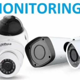 Zestaw różnorodnych kamer IP marki Dahua w kolorze białym, w tym kamery kopułkowe i tubowe, na jasnym tle z niebieskim napisem 'MONITORING' u góry.