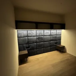 Tapicerowany panel ścienny w sypialni z oświetleniem LED, dwie drewniane szafki nocne na cienkich nóżkach, parkiet na podłodze, ciemne półki nad panelem.